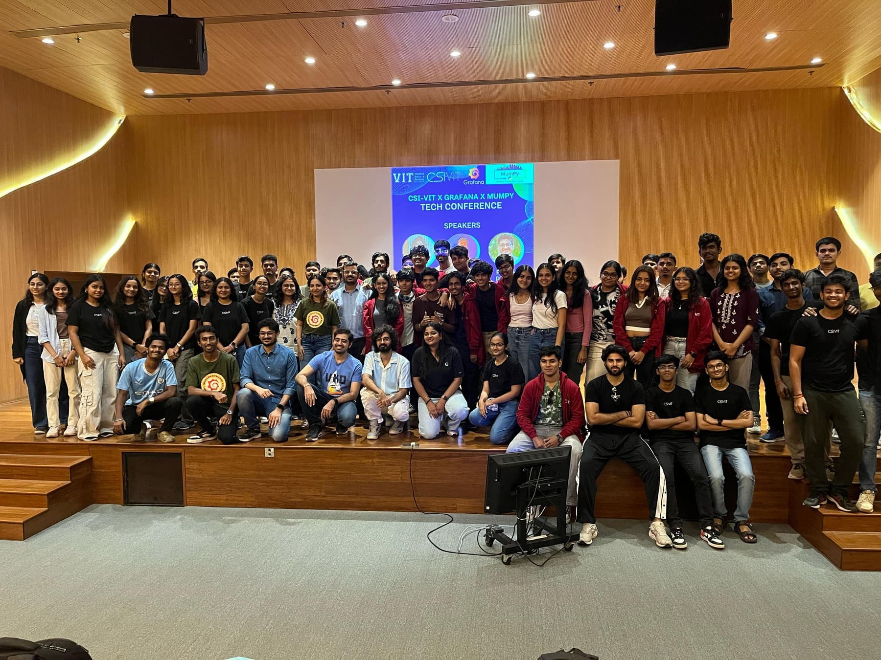 Attendees and speakers of the CSI-VIT x Grafana x MumPy tech conference on stage together